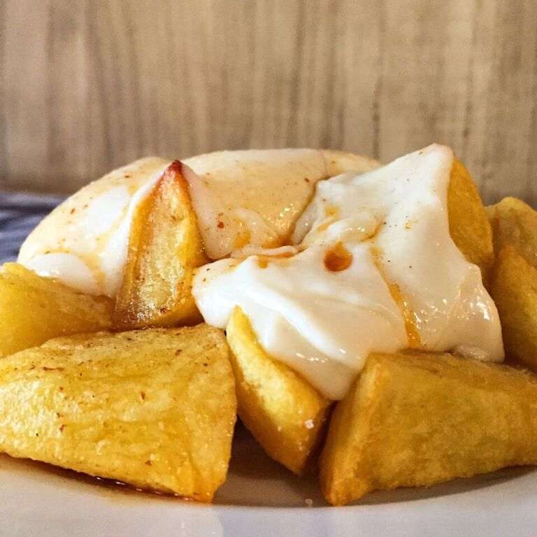 6 bares para tomar patatas bravas en Barcelona
